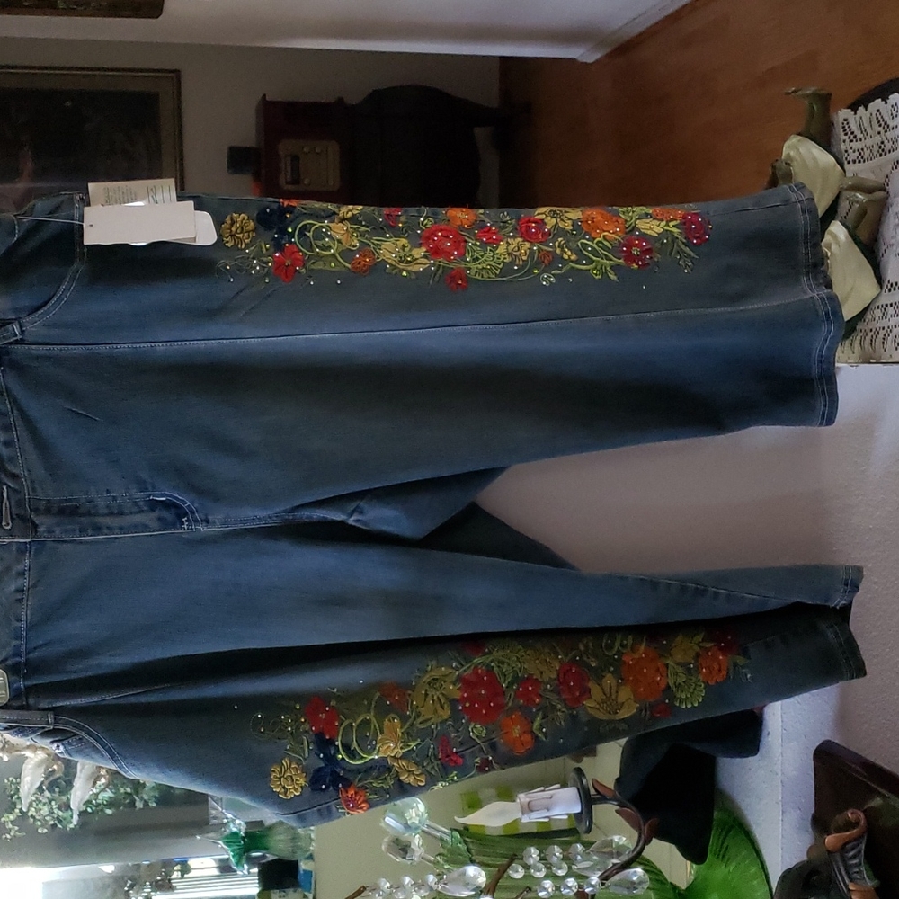 Cropped Blue Jeans Pants with Flowers